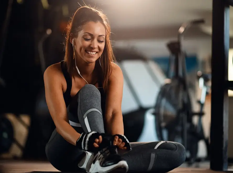 chica joven en el gimnasio